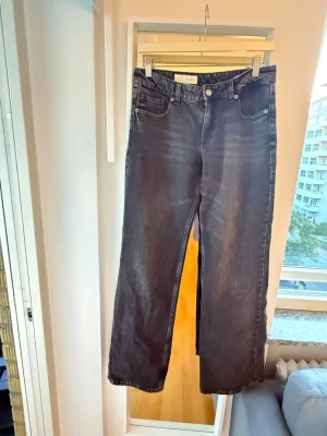 Svarta raka jeans med låg midja  - Zaras low wide modell!!