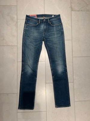 ACNE STUDIOS Jeans - ACNE STUDIOS BLÅ KONST - STORLEK 30/32 - SLIM FIT - MYCKET BRA SKICK - SNYGGT SLITAGE - KAN FÖRHANDLA (1)