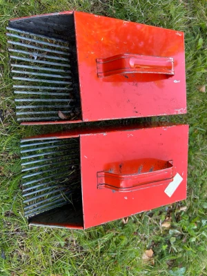Röda bärplockare i metall - Två rejäla bärplockare i röd metall med handtag på ovansidan och metallpinnar framtill för att enkelt samla bär i skogen. Perfekt för blåbär eller lingon. Säljes tillsammans.