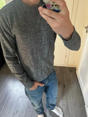 Grå Selected Homme tröja  - - Tja den är i mycket Bra skick i storlek Liten M från Selected Homme. -9/10Skick - Modellen är 180cm -Bilder på mått och annat finns - Vid köp postas det inom 24h och priset är ej hugget i sten