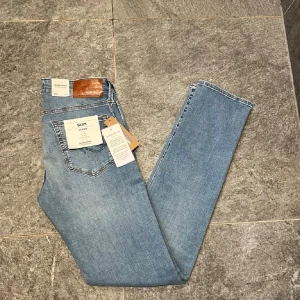 Jack&Jones Jeans - Ett par helt nya ljus blåa jeans från Jack&Jones. Jeansen är i bra material med stretch. Jag köpte jeansen online för 899 kr men det var en för liten storlek. Modellen heter Slim Glenn. Hör av er vid mer frågor👍🏼