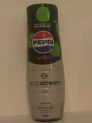 Sodastream Pepsi Max Lime Soda Mix - Säljer en Sodastream Pepsi Max Lime Soda Mix, 440 ml. Flaskan är svart och vit med gröna detaljer och har tydlig Pepsi-logga. Smaken är lime och den räcker till cirka 9 liter dryck. Perfekt för dig som vill göra egen läsk hemma.