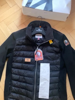 Parajumpers cardigan  - En svart parajumpers cardigan storlek M köpt på nk i Stockholm finns kvitto bevis och har galje och extra knappat . Priset är inte hugget i sten !!