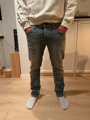Dondup George  - Dondup jeans george storlek 31 ny pris 4000 har  mått vid midja och längd. Hör av dig vid frågor?
