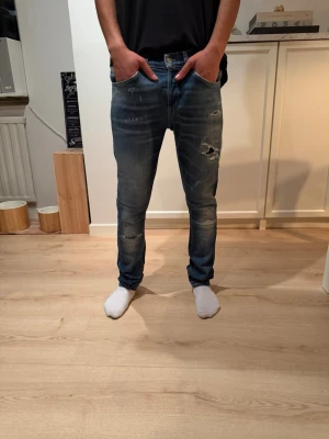Dondup george  - Dondup jeans george storlek 31 ny pris 4000 original slitningar från fabrik har mått vid midja och längd. Hör av dig vid frågor 