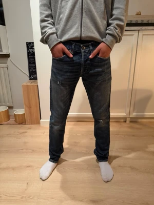 Dondup George  - Dondup jeans george storlek 32 ny pris 4000 original slitningar från fabrik har mått vid midja och längd. Hör av dig vid frågor 