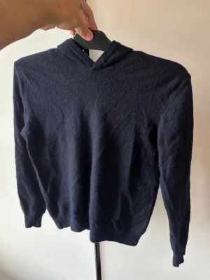 Snygg Oscar Jacobson hoddie Kashmir M - Jättefin blå populär och eftertraktad Oscar Jacobson Kashmir hoddie i storlek M. Grym passform inga hål eller fläckar i mycket bra skick!