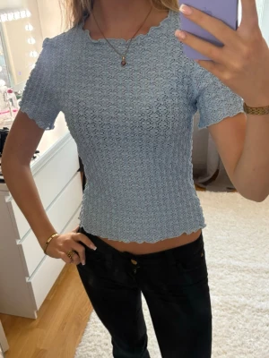 Ljusblå spetsblus från Vera Moda AWARE - Säljer denna jättesöta blåa spetstopp i storlek S!