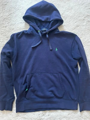 Polo Ralph lauren hoodie - Super snygg polo ralp Lauren hoodie som fraktas samma dag. Priset kan diskuteras vid en snabbaffär👍 hör av er vid minsta lilla😁