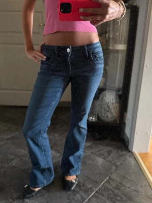Lågmidjade jeans - Säljer dessa skit snygga jeans från gina tricot!säljer eftersom de tyvärr inte har kommit till användning ☺️ De är i storlek 164 men passar mig som brukar ha xs/s och är 167cm lång, de är även justerbara i midjan!