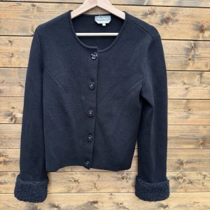 Max Mara Jacks storlek L - Max Mara jacka ull-Kashmirblandning. Mycket gott begagnat skick. 