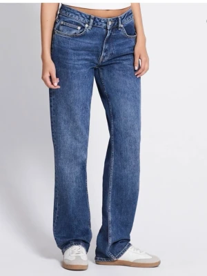 Blå raka jeans med mid waist  - Säljer ett par klassiska blå jeans med rak passform och hög midja. Jeansen har fem fickor, bälteshällor och stängs med knapp och dragkedja. Materialet är denim i bomull och färgen är en djup blå tvätt. 