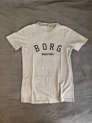 Björn Borg Tshirt - Grå Björn Borg tshirt med "BORG" tryck framtill. Material: 60% bomull, 40% polyester. Storlek S. Är lite mer åt det tajtare håller skulle jag säga. Vid snabb affär kan den ges för ännu lägre pris.
