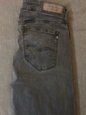 Reapley lucien jeans  - Ett par gråa jeans från reaplay med passformen skinny fit, jeansen är även hyperflex alltså har ett stretchigt typ.