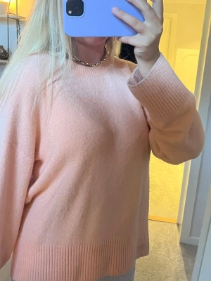 & Other stories stickad tröja - Corall färgad stickad tröja med tjock mudd i botten, sparsamt använd!💕