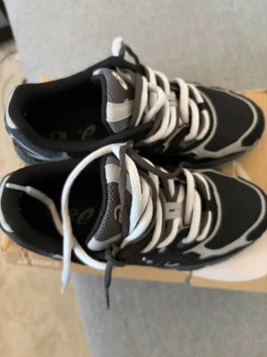 asics skor gel - Säljer mina ASICS GEL-skor eftersom de inte kommer till någon användning. De är i princip helt nya och fräscha. Jag har använt dem max två gånger, inte mer än så. Passar bra till allt möjligt, bland annat träning.