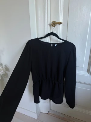 Svart blus från JDY - Super söt svart blus med volang nedtill, väldigt skönt material o stretchig midja. Knappast använd!!