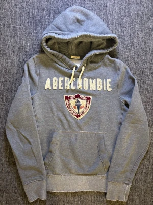 Abercrombie & fitch hoodie  - Säljer en sällsynt och eftertraktad Abercrombie & fitch hoodie skick 9/10 sliten design | st M | passar perfekt nu till våren | Obs jag kan gå ner i pris vid snabb affär, vid eventuella frågor hör av er 😊🙌