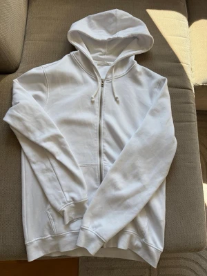 Vit pier one hoodie - Säljer en vit zip från pier one, inga defekter. Skriv vid frågor.