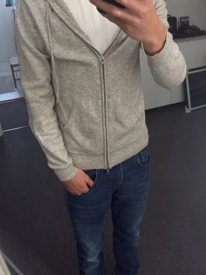 John Henric Hoodie - Skick 7/10, defekt på vänster ärm (se bild). Går lätt att fixa andra ärmen hade samma skada och är igensydd! Hör av er vid fler frågor eller funderingar!