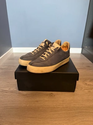 Blåa sneakers i mocka från Spalwart - Snygga blåa sneakers från Spalwart i mocka. Skorna är i storlek 43📐! Ena skorn har som en liten ”spricka”, se sista bilden för att se! Skorna är annars i bra skick och är riktigt snygga!✅Frakar inom 24h📦🚚!