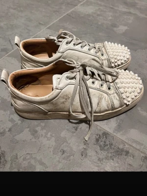 Vita sneakers loub med nitar  - Använda men har mycket och ge! Storlek 39 och super sköna o använda 