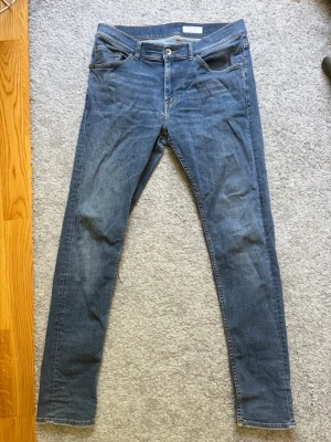 Jeans - Säljer dessa tiger of sweden jeans. Passformen är slim fit och storleken är 31/32. Vid frågor är det bara skriva