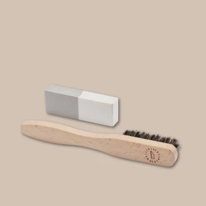 Sneakerstvätten Suede Care Kit - Rengöringskit för mocka och nubuck med borste och suddgummi. Används torrt utan vatten. Kommer vara med på vår Plick Live den 30e Augusti kl 19.00