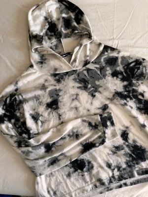 Hoodie - En hoodie i ett tunnare tyg då den är inte lika tjock som en vanlig hoodie. Annars en skön hoodie med huva