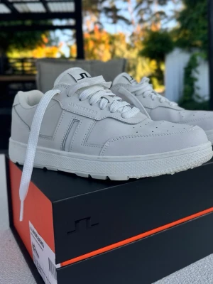 Golfskor  - Ace low sneakers från J. Lindeberg. Endast provade på hemmaplan men aldrig använda. Snygga skor på men även utanför golfbanan. True to size. 1500 kr nypris.