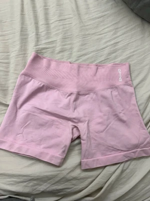 Light rose pink shorts DFYNE - Säljer ett par ljusrosa träningstights shorts från DFYNE. Stl M, Perfekta för gymmet eller andra träningspass. Säljer då jag tröttnat på dem 💞 tvättas innan de postas