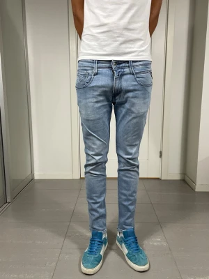 Replay Anbass Jeans - Säljer nu dessa Replay Anbass Jeans, W30 o L30 med mått ca 39 o 100 cm. Moddelen är 183 o väger 68 kg, skriv för fler bilder/frågor🙌🏼 