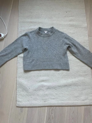 stickad tröja från Gina Tricot✨ - säljer en fin grå stickad tröja från Gina tricot😚 