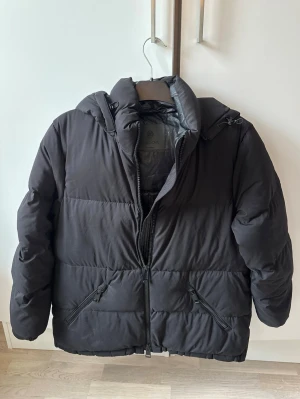 Jättefin svart dun jacka M - Jättefin svart dun vinterjacka från Massimo dutti i storlek M. Grym passform och väldigt prisvärd nypris på nästan 3000 kr. Inga hål eller fläckar i jättefint skick och tveka inte vid minsta fråga eller fundering!