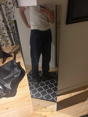 Guess Owen Stretch Jeans  - Haft de sen i somras så de är som nya. Kostade 1300kr ish men tycker de är för stora men har enats om att ha kvar dem. Storlek 30/32 är 176cm och väger 73kg. 