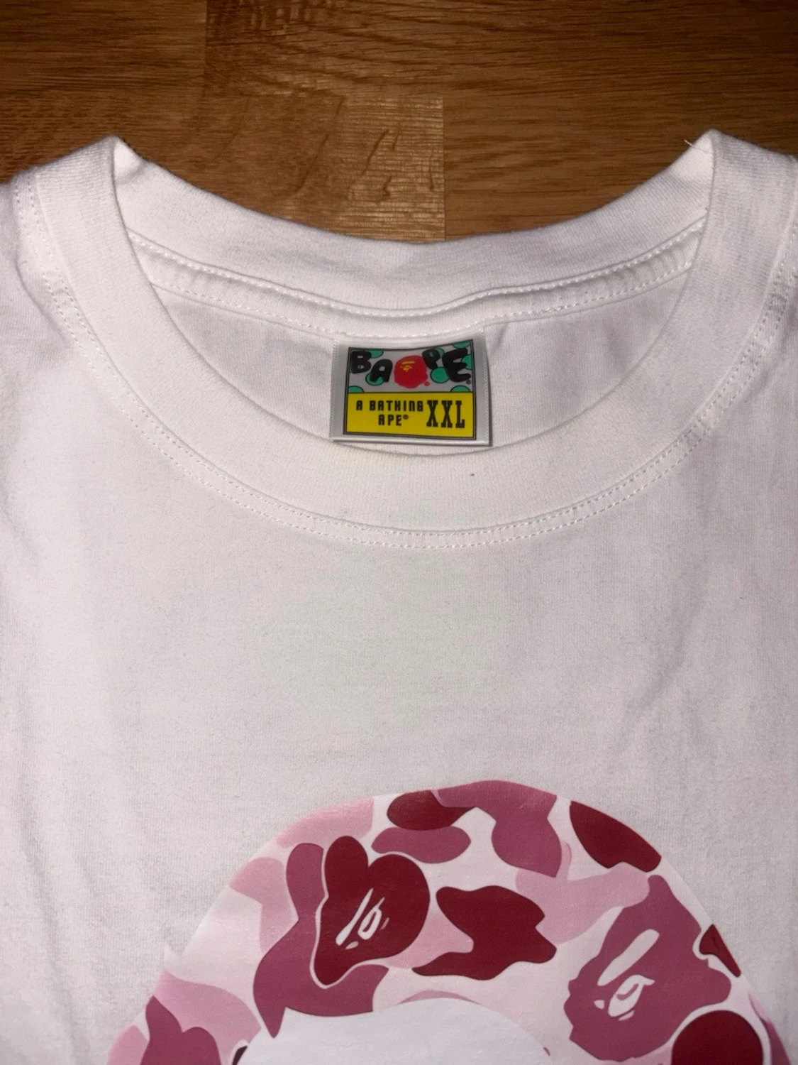 Vit BAPE t-shirt med rosa camo print - 1