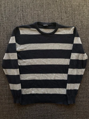 Infinty tröja ~ vintage  - Säljer nu denna sjukt snygga Infinity tröjan | st M ~ 175–185cm | passar perfekt nu till kyligare dagar! Modellen produceras inte längre och är därav väldigt sällsynt. Kan även gå ner lite i pris vid snabb affär🍁🫶