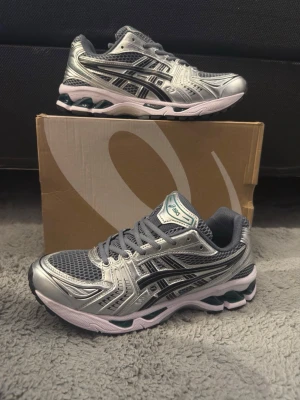 Asics gel kayano 14 skor - Säljer nu ett par helt nya asics gel kayano 14 i strl 44 och färgen Metropolis/jasper green. Perfekt sko året runt! Bara att skriva ett DM vid intresse:)