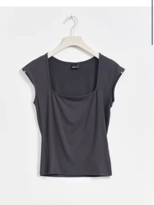 Tröja från Gina  - Säljer en mörk grå tröja från Gina tricot. Den är helt oanvänd och har lappar kvar, orginal pris:179 kr. Skriv till mig vid frågor💞