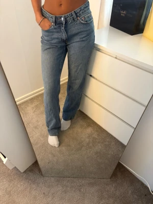 Blå raka jeans  - Säljer ett par klassiska blå jeans med rak passform och hög midja. Jeansen är från ginatricot. Använda fåtal gånger, pris kan diskuteras 