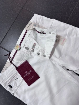 Tramsrossa Jeans - Storlek 34, skick 10/10 helt nya. Postar samma dag!