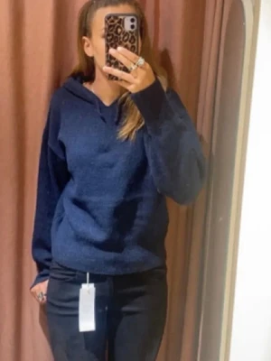 stickad hoodie - fin mörkblå stickad hoodie från gina tricot i bra skick, skriv för fler bilder!🩷