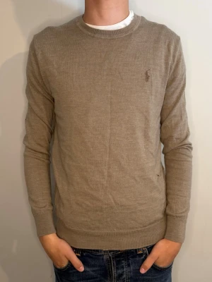 Ralph Lauren - Tja säljer nu denna tröja från Ralph lauren. Dessvärre har den ett litet hål på magen därav priset. Hör av dig vid frågor😀såklart i merino ull