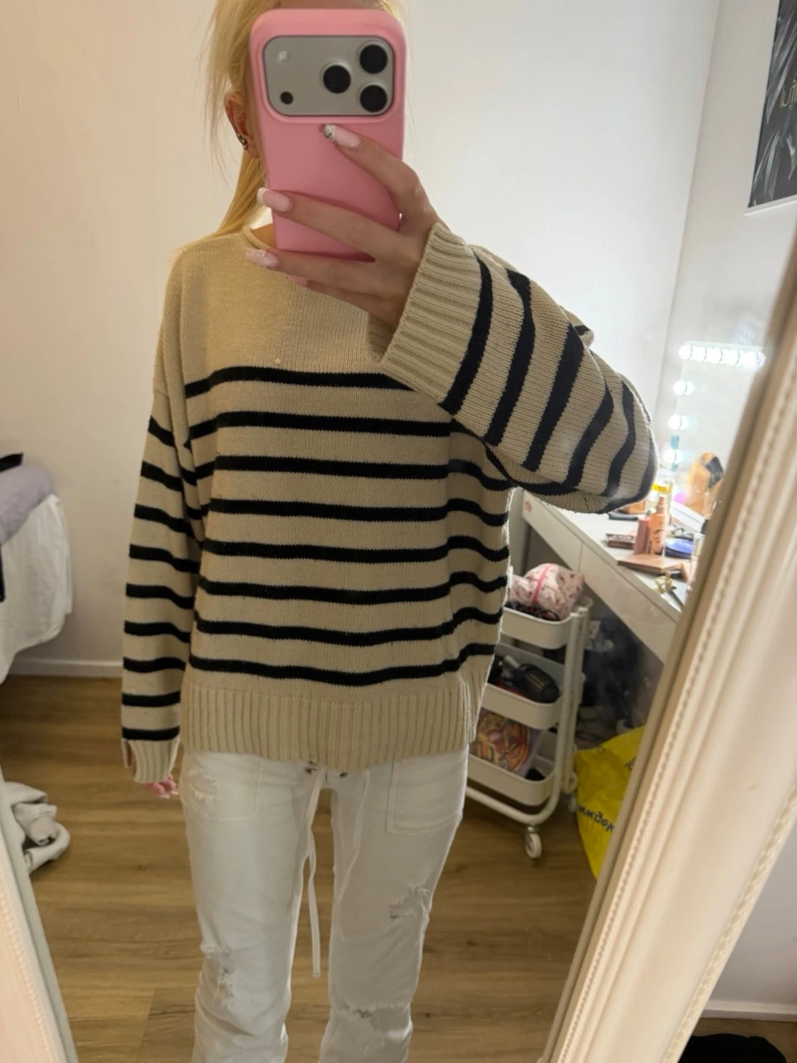 Beige stickad tröja med svarta ränder