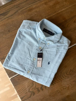 Ralph Lauren Skjorta - Blå Ralph Lauren skjorta i fin stil ✨ Klassisk, enkel och modern. Perfekt till både vardag och finare outfits 👕💙