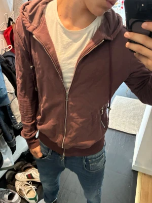 Limitato Hoodie  - Hej hej! Säljer nu en riktigt fet Limitato hoodie med ett snyggt tryck på ryggen! Tröjan är vinröd och är från det populära märket, Limitato. Storlek: S men passar M. Hör av er vid frågor!! Nypris :1799kr 🔥