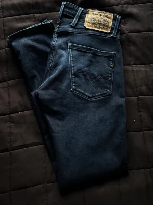 Replay hyperflex jeans  - Ett par mörkblåa hyperflex jeans som är helt nya och är knappt använd. Finns inga skador på dem eller defekter. Storlek är W30 L32 😁