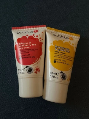 Handkräm duo från Bubble T - Två handkrämer från Bubble T i dofterna hibiskus & açaibärste samt citrongräs & grönt te. Tubformade förpackningar på 20 ml vardera, en med röd och en med gul etikett. Perfekt att ha i väskan för återfuktade händer.  Båda är använda och innehåller kanske ca 50% kvar 