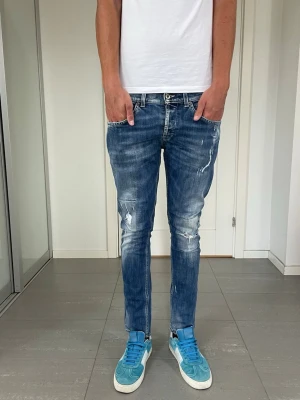 Dondup George Jeans  - Säljer dessa Dondup George Jeans. Mått ca 40 o 100 cm, Moddelen är 183 o väger 68 kg, skriv för fler bilder/frågor🙌🏼 