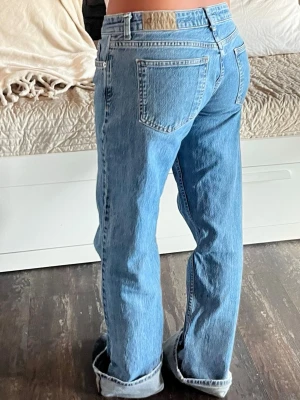 NA-KD jeans - Säljer mina NA-KD jeans då de tyvärr inte passar mig längre. De har fått slitage längst nere på benen, men inget som förstör användningen eller utseendet. 😊                                                               Jag är 160cm lång och de är ca 10cm för långa för mig. 